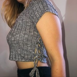 Cropped gray T-shirt with side details